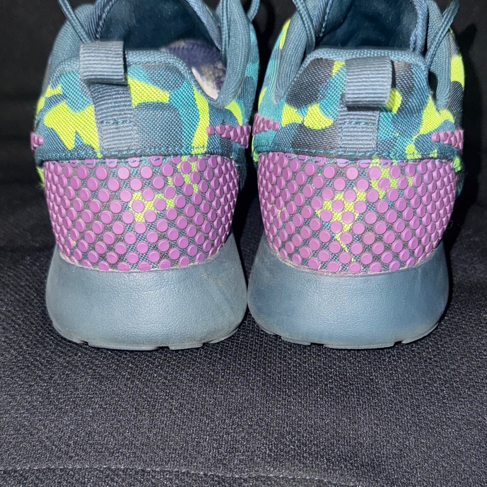 Nike Roshe One Dark Camo and Atomic Purple - Picture 5 of 6